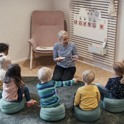 Teacher with children in circle 400 x 400